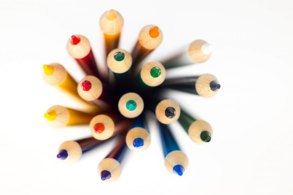 La imagen muestra los crayones desde arriba. Tienen todos los colores imaginables.