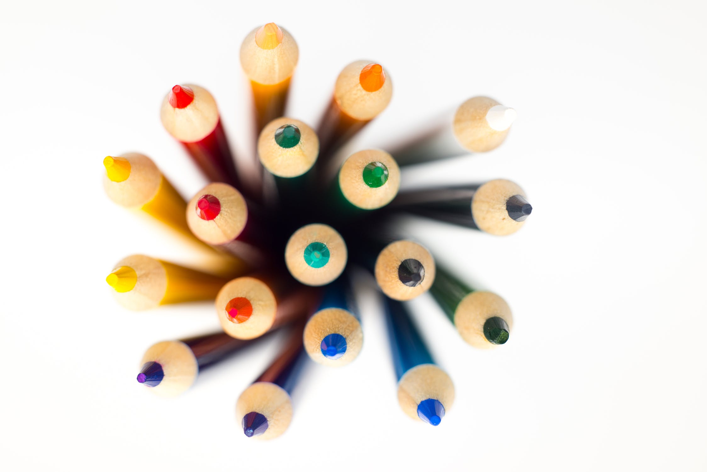 L'image montre des crayons de couleur vus d'en haut. Ceux-ci ont toutes les couleurs possibles et imaginables.