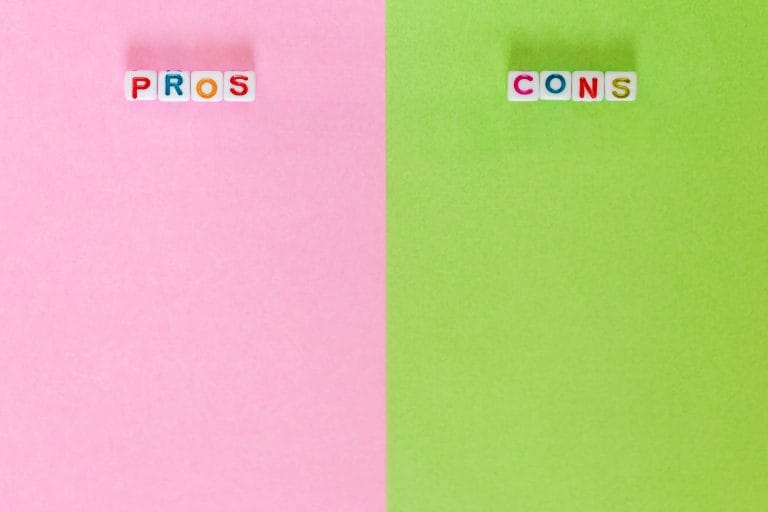 Auf der linken Seite des Bildes findest Du Buchstaben die das Wort "Pros" bilden, auf der rechten Seite des Bildes steht dagegen "Cons".