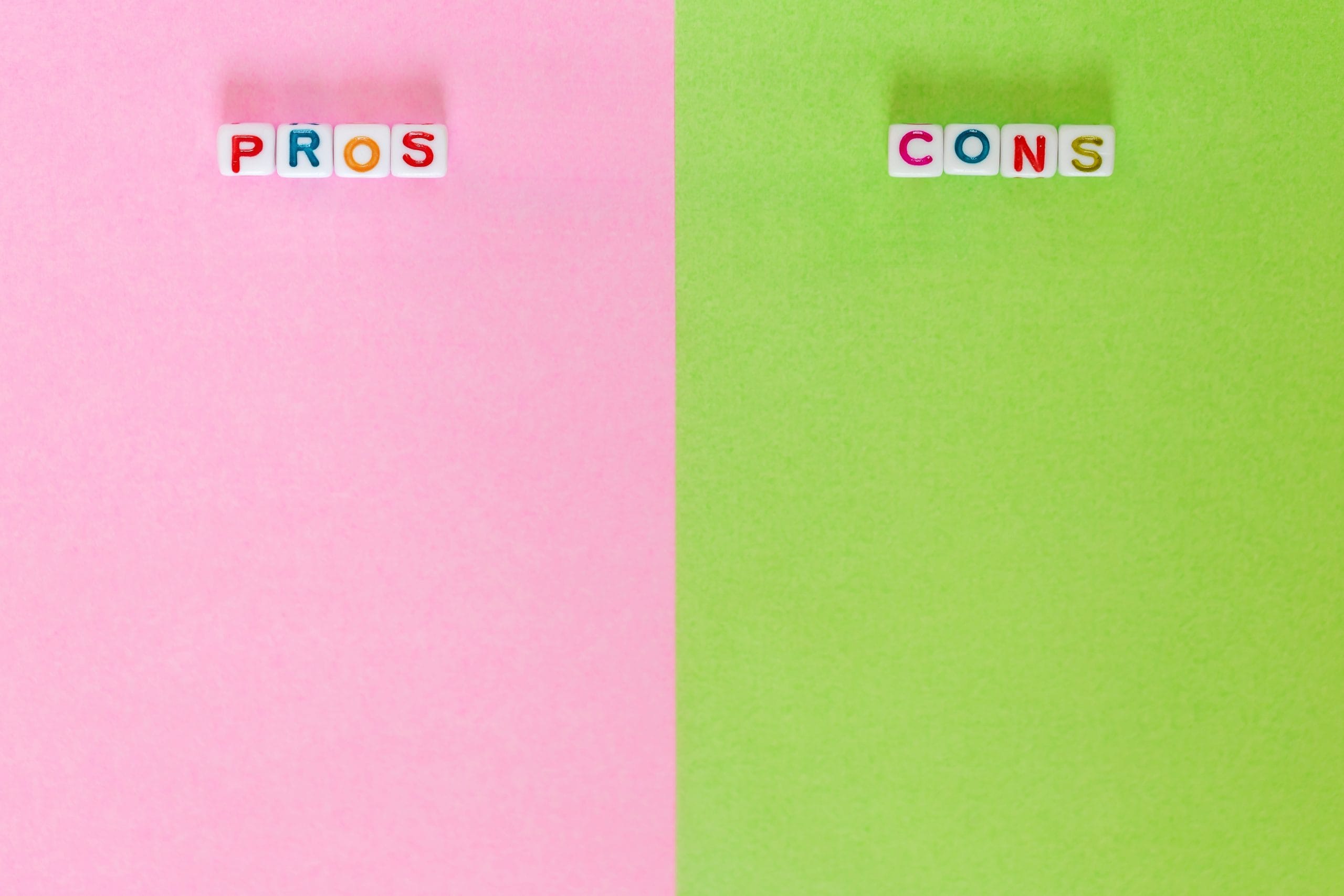Auf der linken Seite des Bildes findest Du Buchstaben die das Wort "Pros" bilden, auf der rechten Seite des Bildes steht dagegen "Cons".