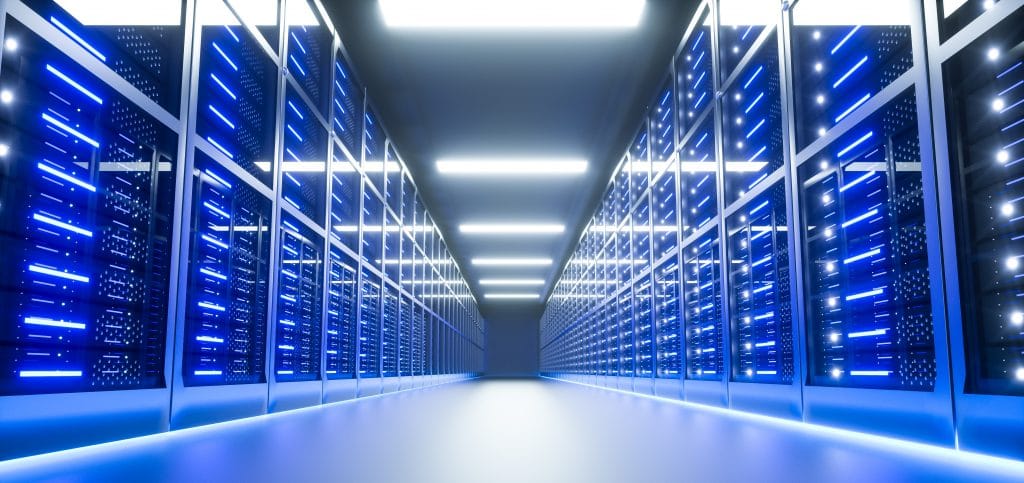 Den här bilden visar ett serverrum i blått ljus.