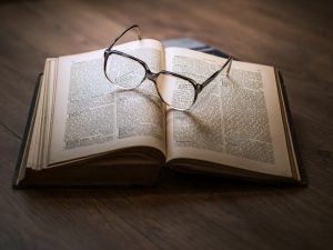 Glasögon som ligger på en bok