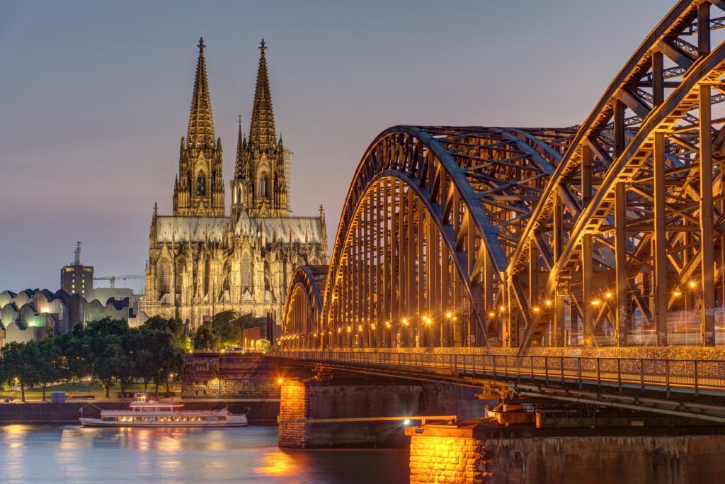 Sýnir dómkirkjuna í Köln