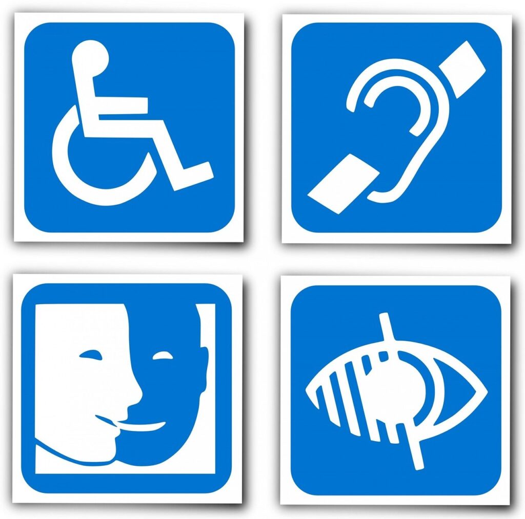 Quatre signes : Une personne en fauteuil roulant, une oreille barrée, un visage sombre et un visage bleu, un œil barré