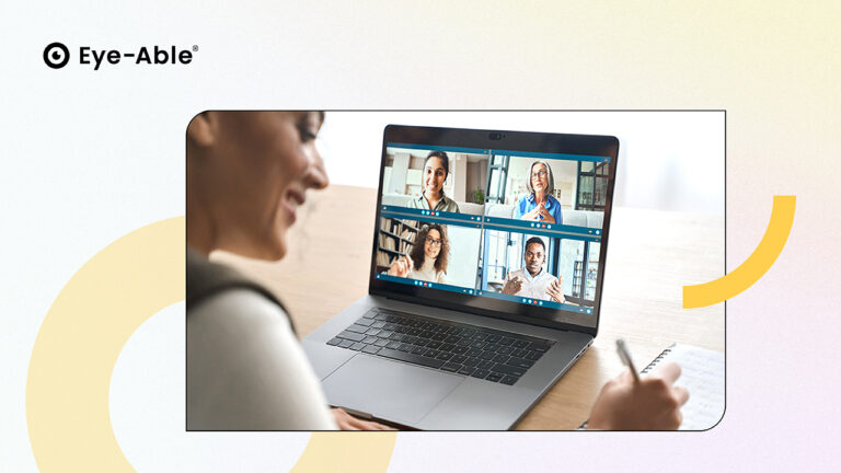 Osoba siedzi przed laptopem i bierze udział w spotkaniu online.