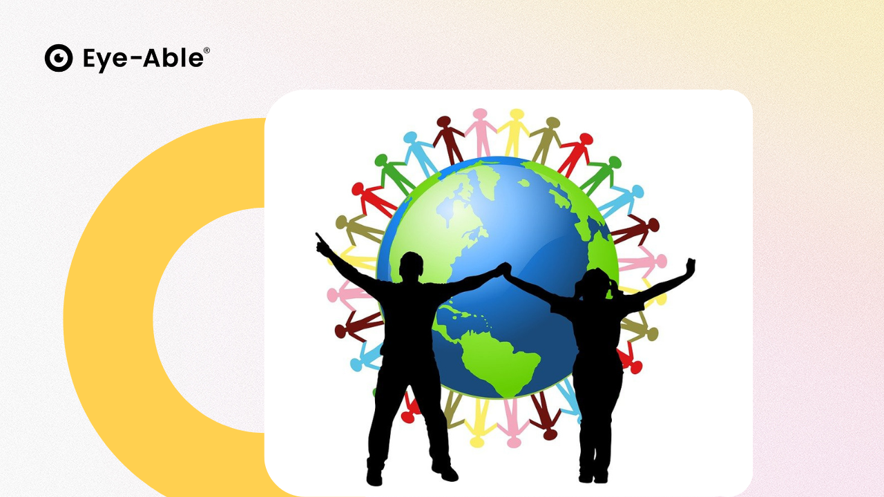 To personer kaster jublende hendene i været foran en globus. Fargerike strekfigurer står rundt hele jordkloden, hånd i hånd.